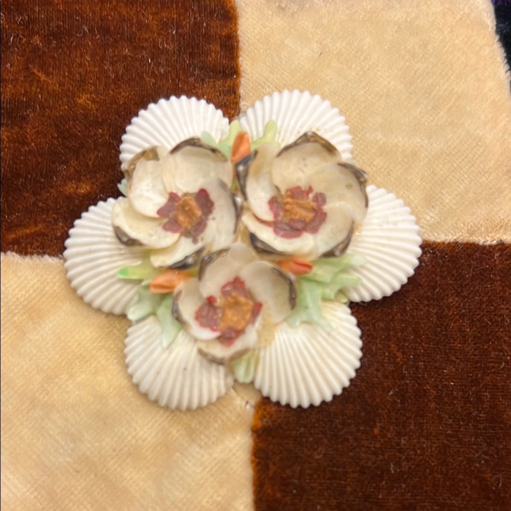 VTG 50s Shell Brooch in Floral Pattern